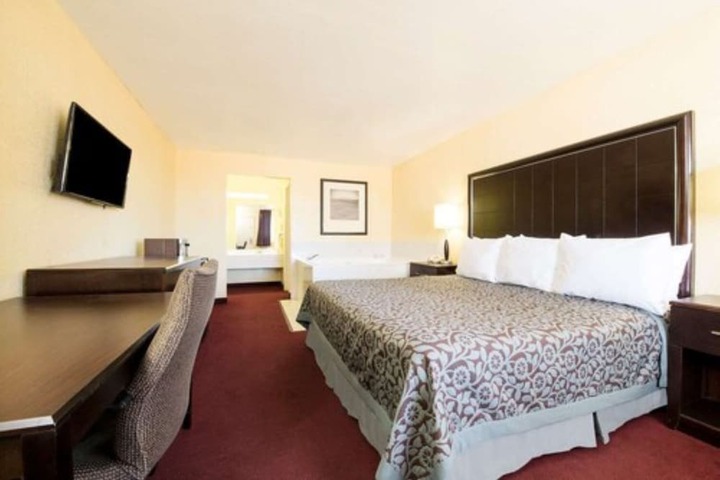 1 King Bed (3 of 4)