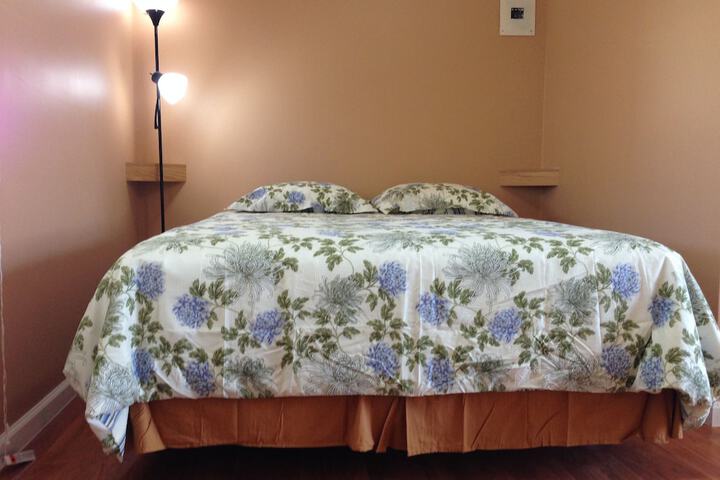 Standard Single Queen Bed (3 of 6)