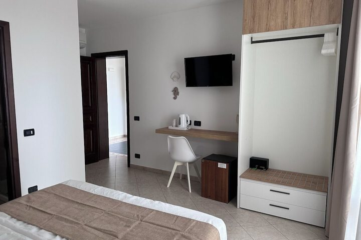 Room 2 of 62