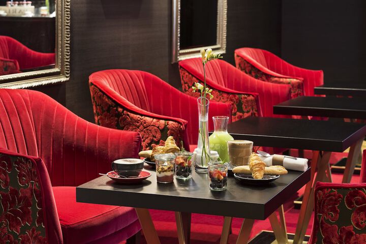 Lounge 96 of 109