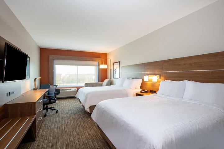 2 Queen Beds (17 of 18)