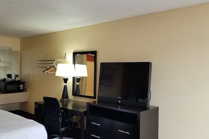 2 Queen Beds (2 of 11)