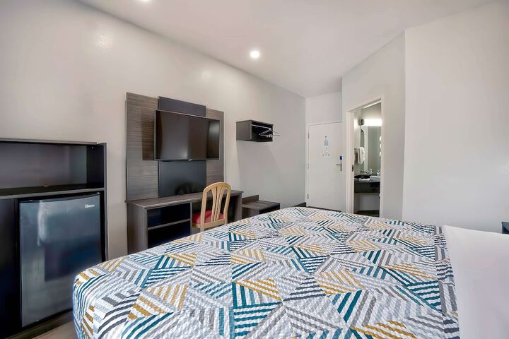 1 King Bed (7 of 10)