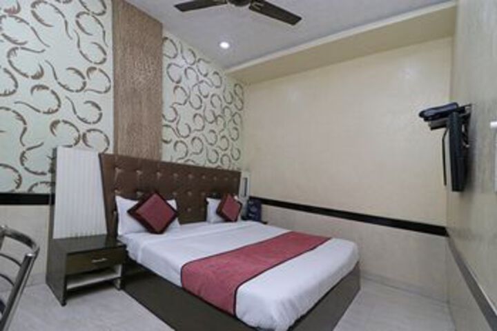 Room 11 of 25