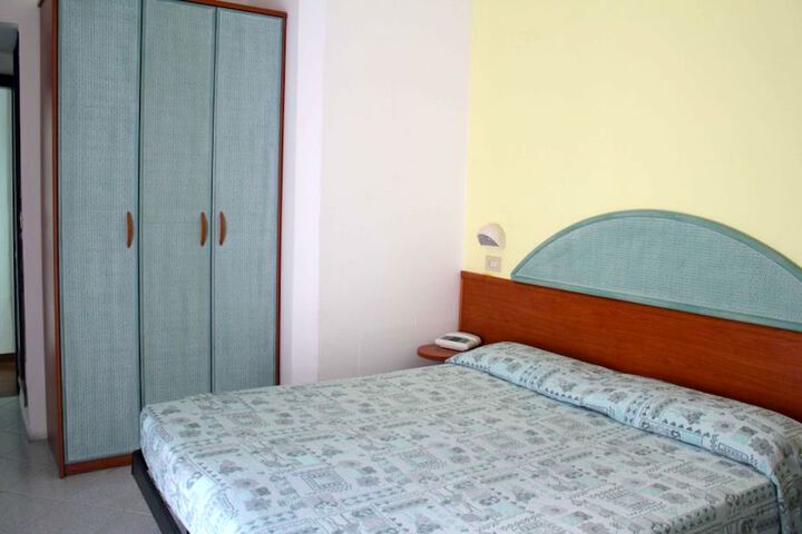 Room 15 of 37
