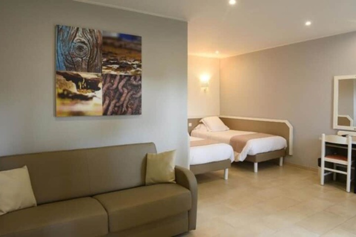Room 9 of 16