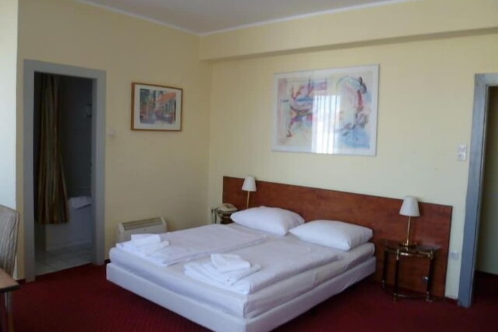 Room 3 of 37