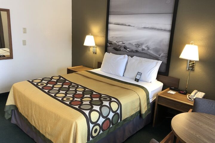 1 Queen Bed (12 of 49)