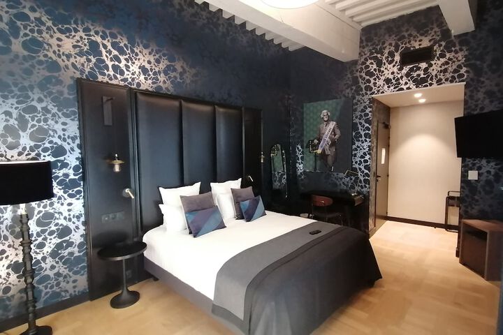 Room 6 of 80