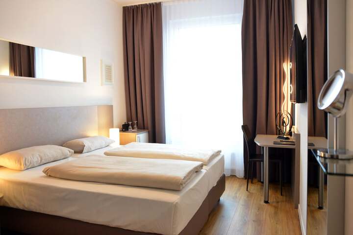 Room 43 of 136