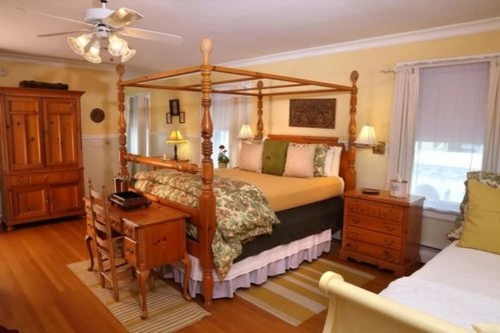 Room 5 of 104