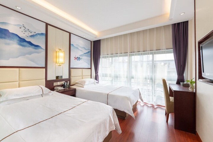 Room 6 of 18