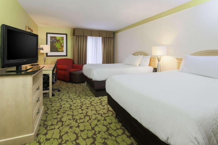 2 Queen Beds (5 of 5)