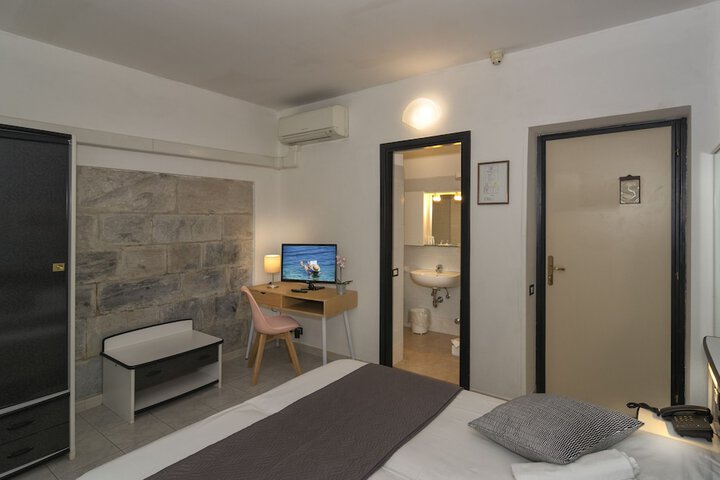 Room 3 of 41