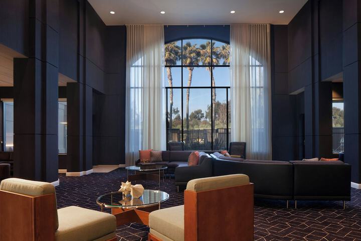 Lobby lounge