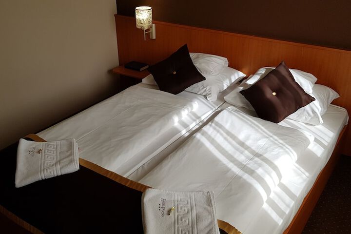 Room 6 of 40