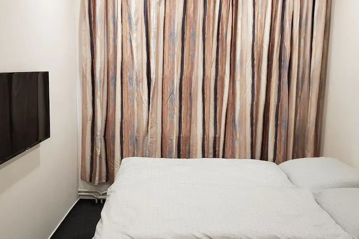 Room 4 of 11