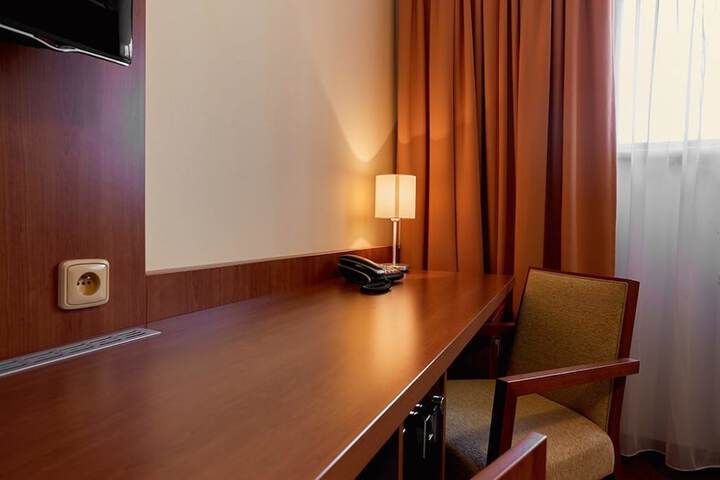 Room 8 of 33
