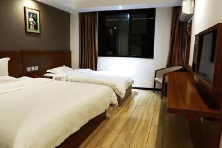 Room 4 of 8