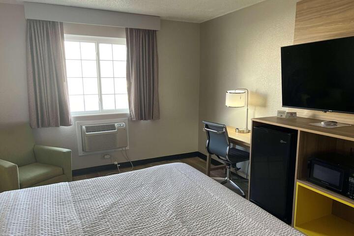 1 King Bed Deluxe (2 of 8)