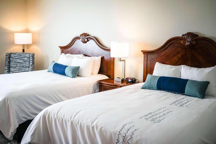 2 Queen Beds Microwave and Refrigerator WiFi Full Breakfast (10 of 17)