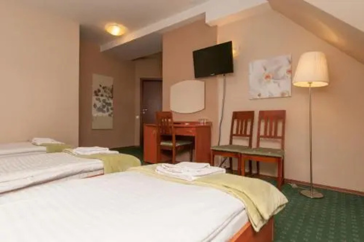 Room 5 of 9
