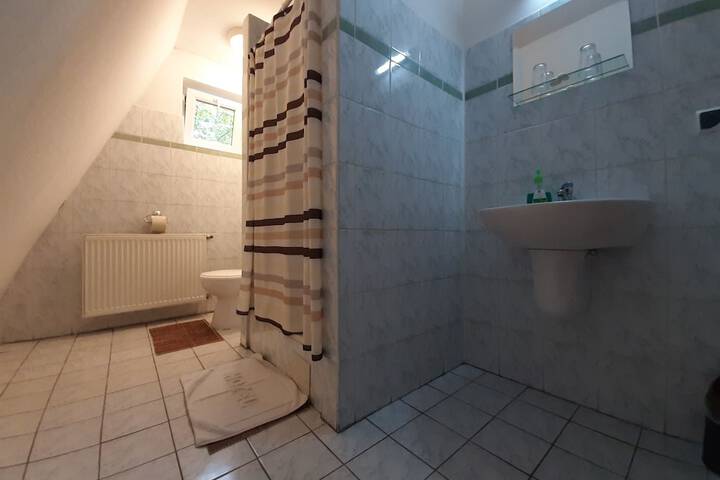 Room 7 of 12