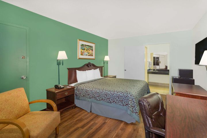 1 King Bed (5 of 7)