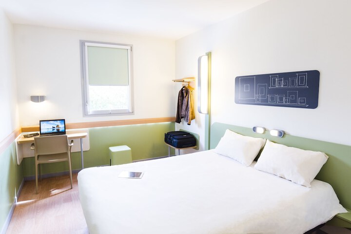 Room 2 of 39