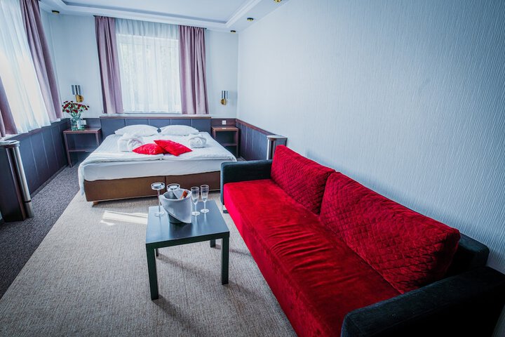 Room 33 of 102