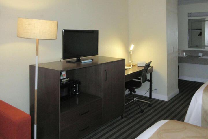 2 Queen Beds (8 of 10)