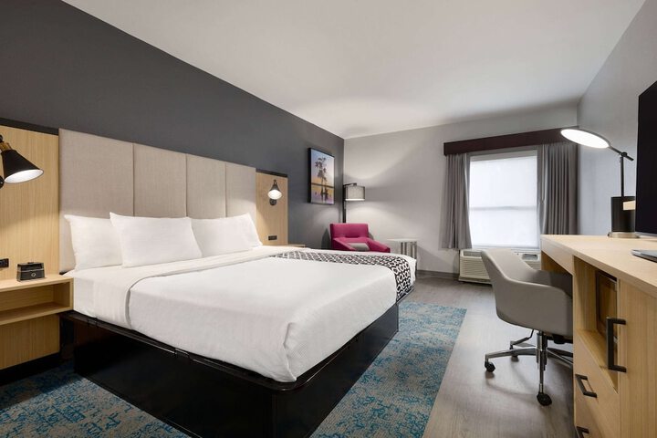 1 King Bed (6 of 16)