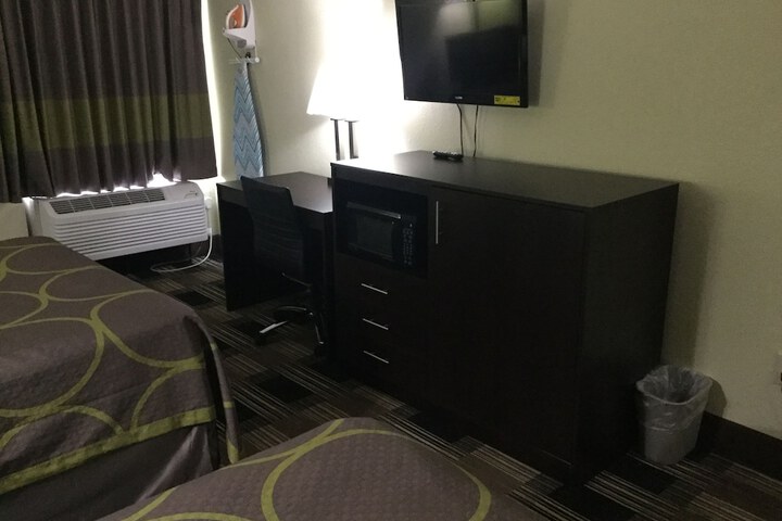 2 Queen Beds (5 of 7)
