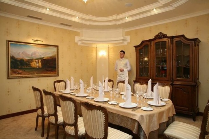 Dining 27 of 33