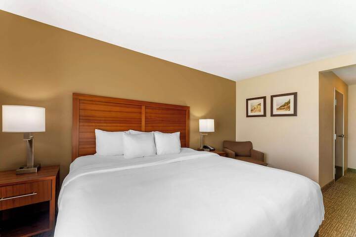 1 King Bed (3 of 13)