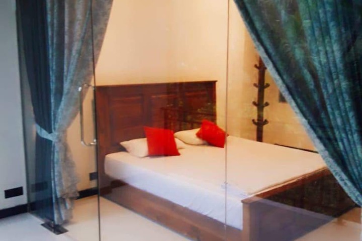 Room 2 of 6