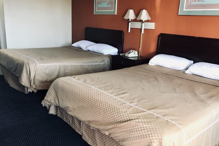 1 Queen Bed (12 of 19)