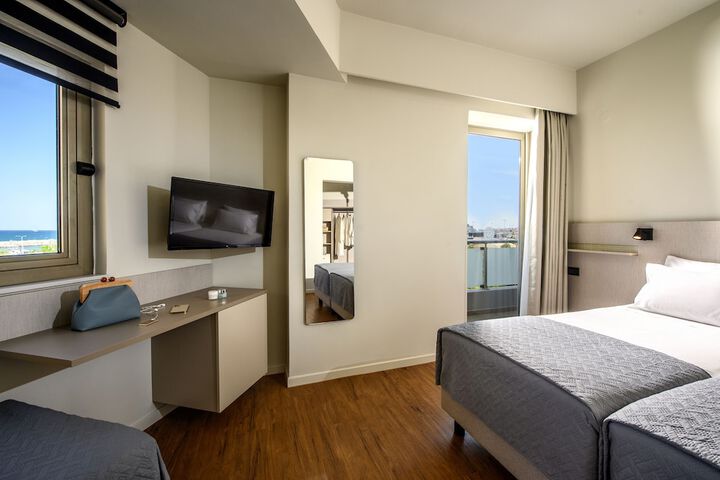 Room 16 of 40