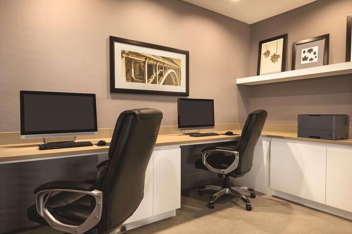 Business Center 24 of 26
