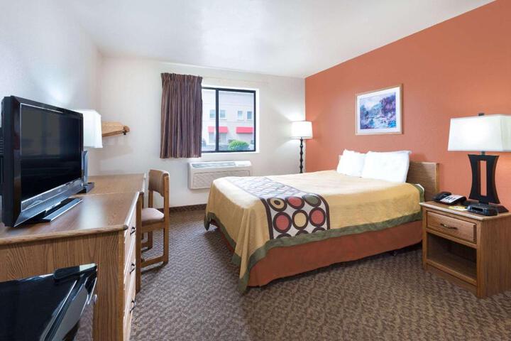 1 Queen Bed Accessible (6 of 14)