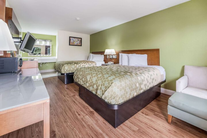 2 Queen Beds (6 of 8)