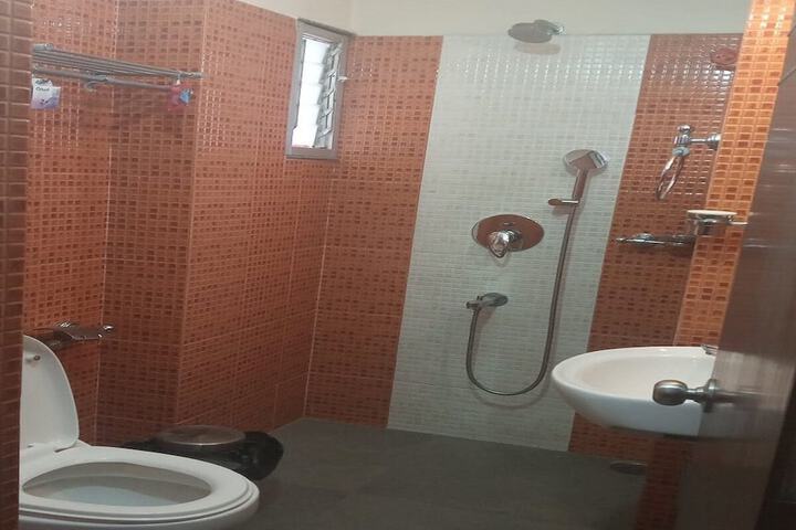 Room 6 of 12