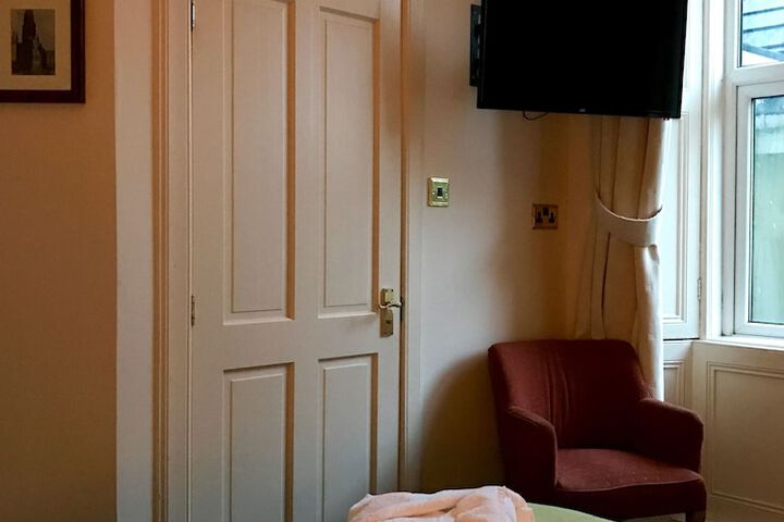 Room 4 of 35
