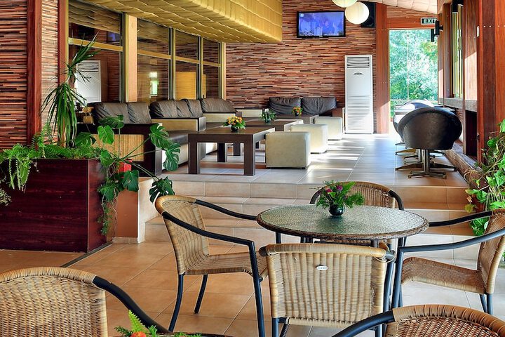 Lounge 42 of 53