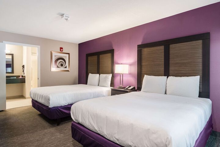 2 Queen Beds (5 of 13)