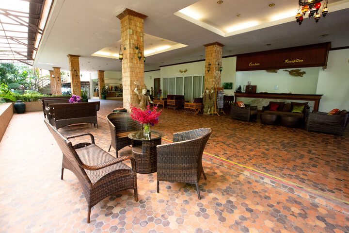 Entrance & Lobby