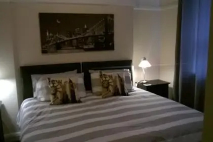 Room 6 of 12