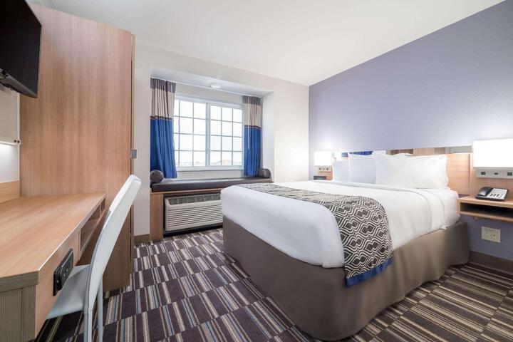 1 Queen Bed Accessible Room (20 of 25)