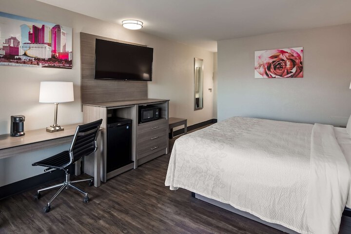 1 Queen Bed (5 of 14)