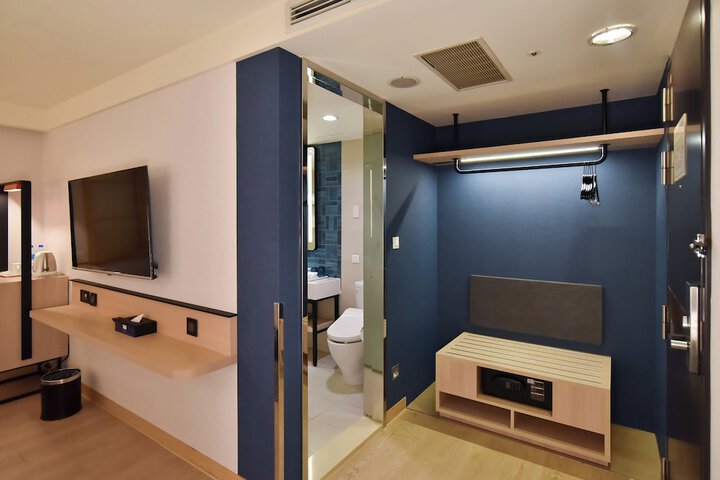 Room 15 of 76
